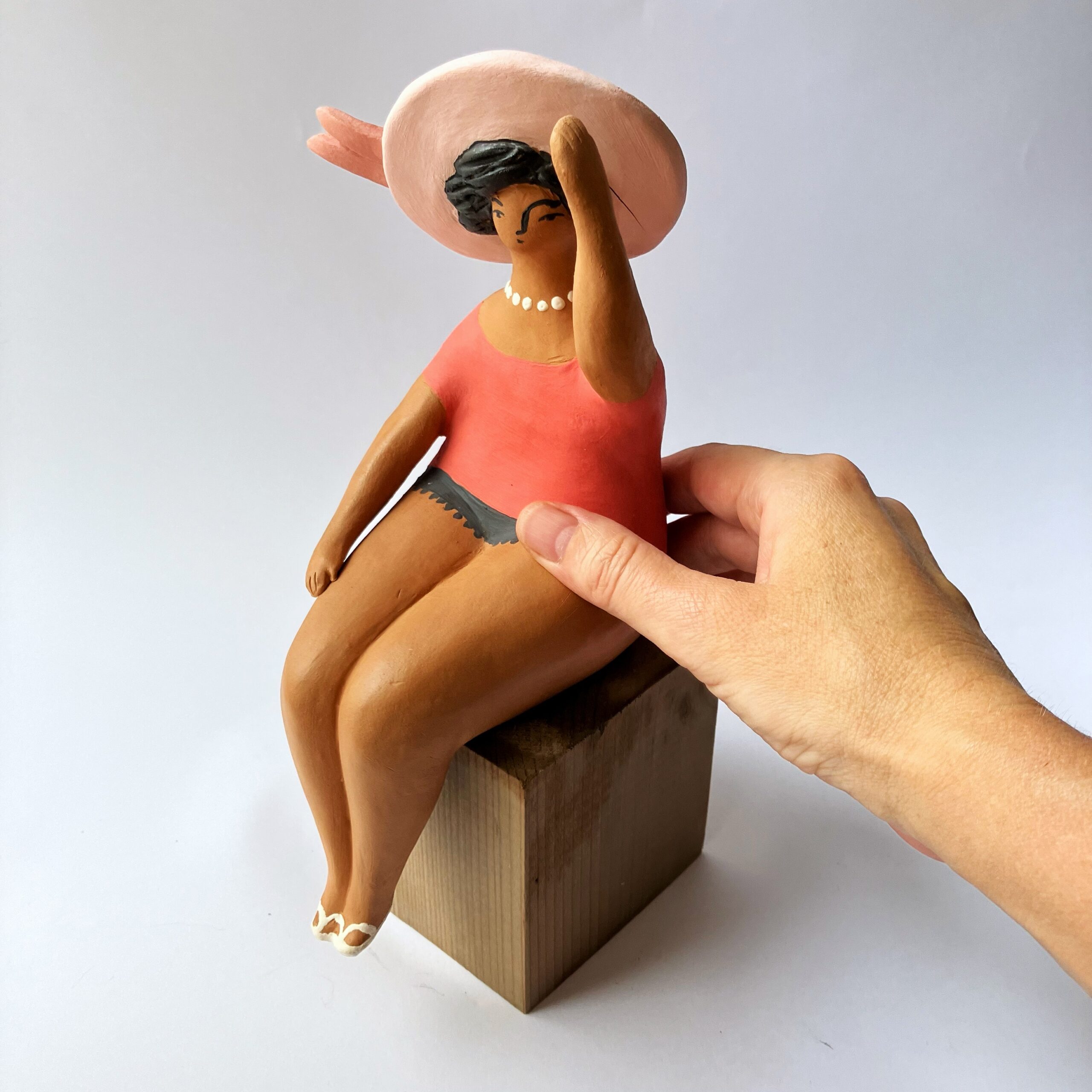 “Marinella” terracotta patinata con cappello rosa