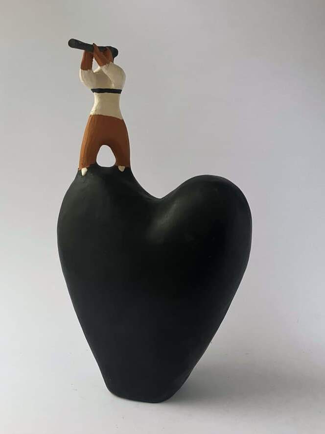 Cuore orizzonti è una ceramica composta da un cuore con una figura sulla sommità