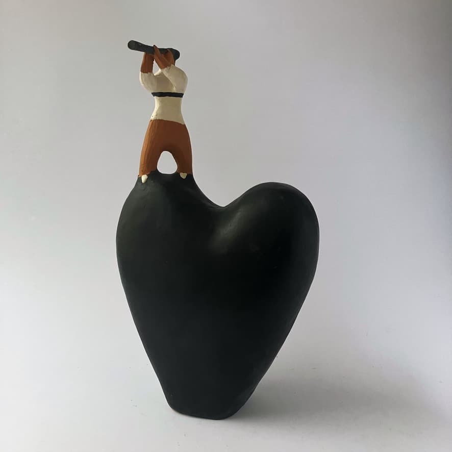 Cuore orizzonti è una ceramica composta da un cuore con una figura sulla sommità