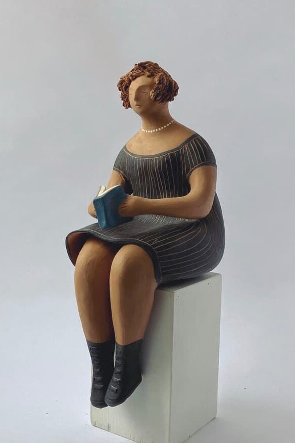 donna con libro esalta la bellezza naturale della terracotta